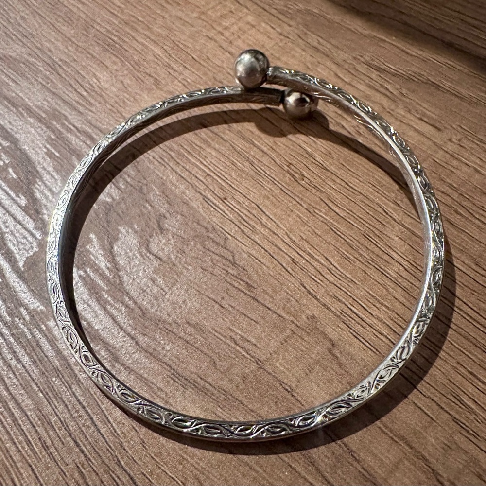 Elegant Etched Silver toned Bangle Bracelet
